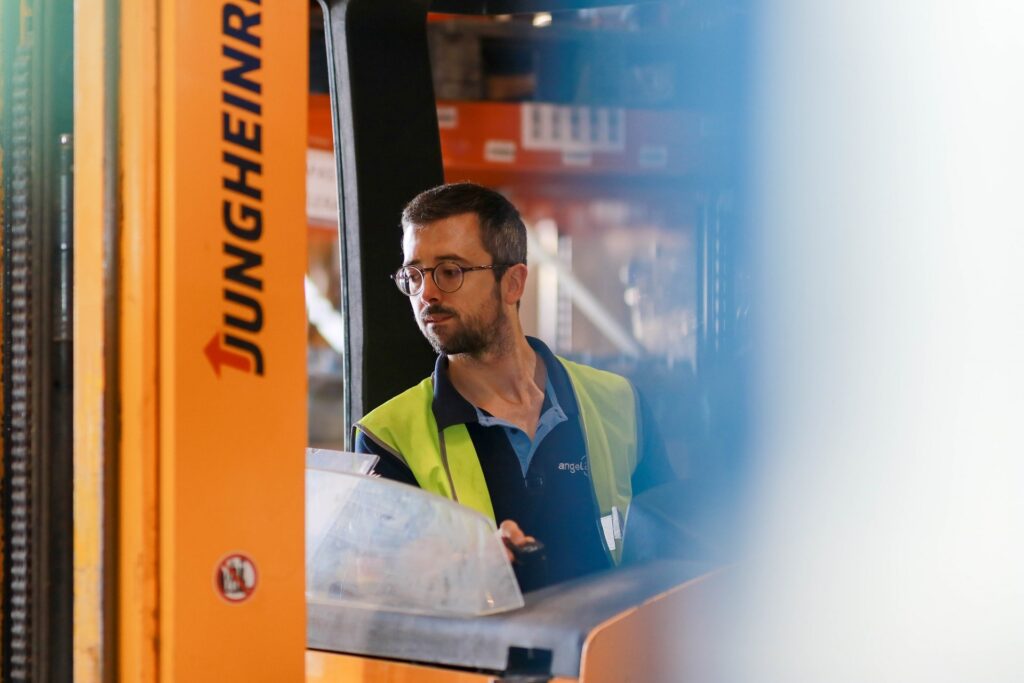 operario en almacen de logistica